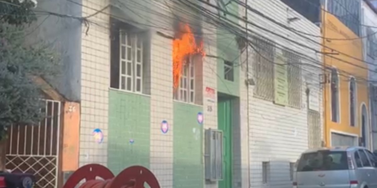 Incêndio atinge prédio de 3 andares no bairro da Saúde em Salvador