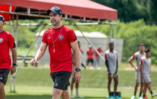 Vitória anuncia demissão do técnico João Burse