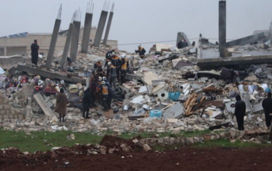 Terremoto deixa mais de 1.300 mortos e milhares de feridos na Turquia e na Síria