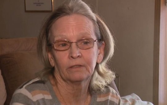 Mulher acha R$ 75 mil no meio rua, devolve ao dono e recebe mais que o dobro