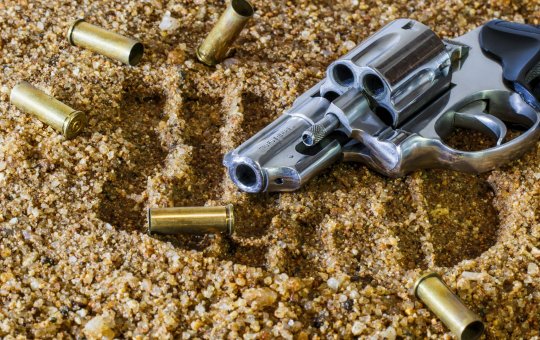 Criminosos armados invadem casas e agridem moradores em Mussurunga