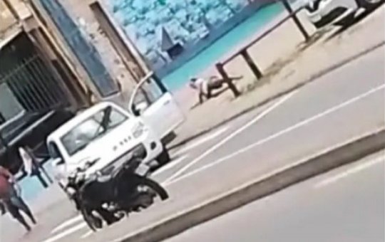 Familiar relata pânico de pai e filha que tiveram carro invadido em Salvador