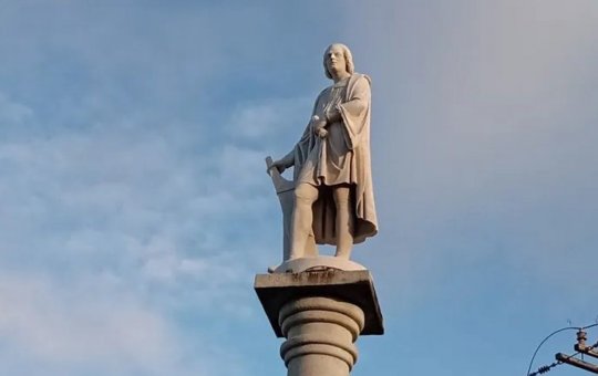 Monumento a Colombo volta ao Rio Vermelho após passar por recuperação