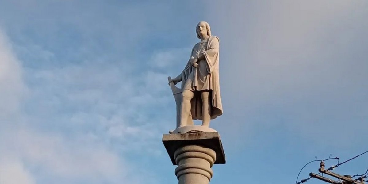 Monumento a Colombo volta ao Rio Vermelho após passar por recuperação