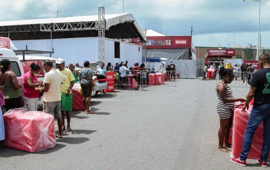 Ambulantes aguardam na fila para credenciamento do Furdunço e Fuzuê