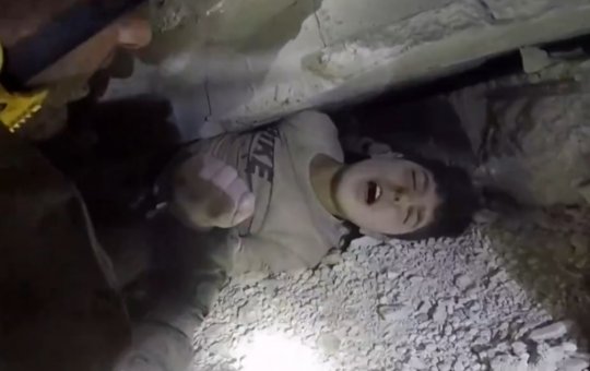 Menino é resgatado sob escombros de prédio que desabou em terremoto na Síria