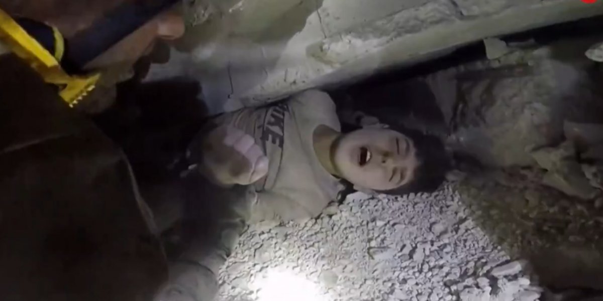 Menino é resgatado sob escombros de prédio que desabou em terremoto na Síria