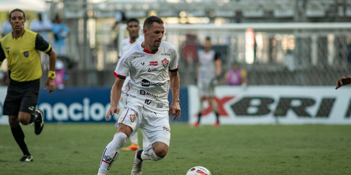 Vitória vence Atlético de Alagoinhas e cola no G-4