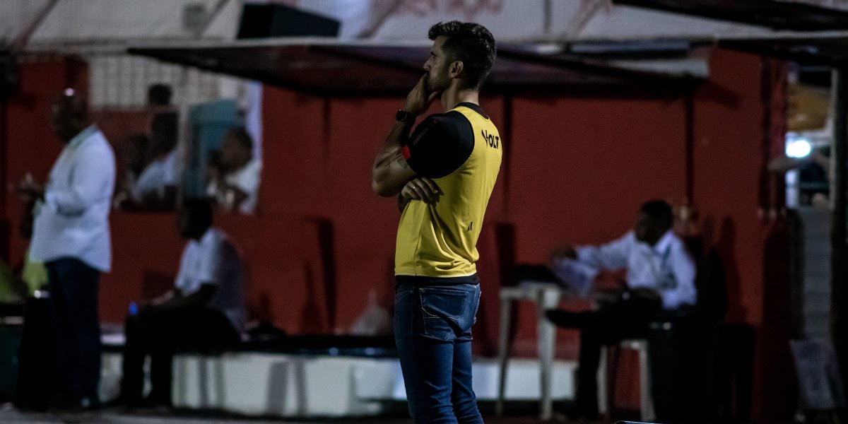 Amadeu elogia trabalho de Burse e diz que Vitória não mudou forma de jogar