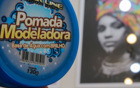 Anvisa proíbe venda de todas as pomadas para modelar e trançar cabelos