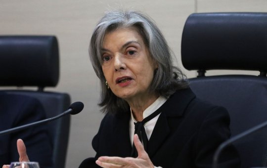 Cármen Lúcia envia processos de Bolsonaro para Justiça do DF