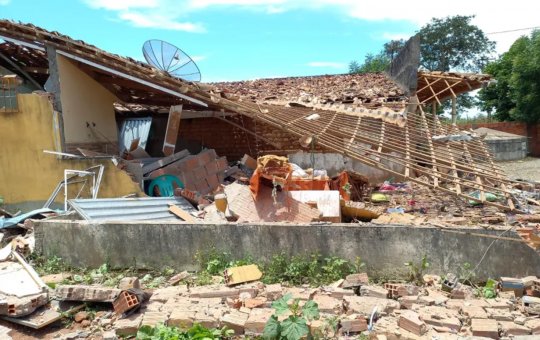 Criança fica ferida após explosão de imóvel que guardava fogos de artifício