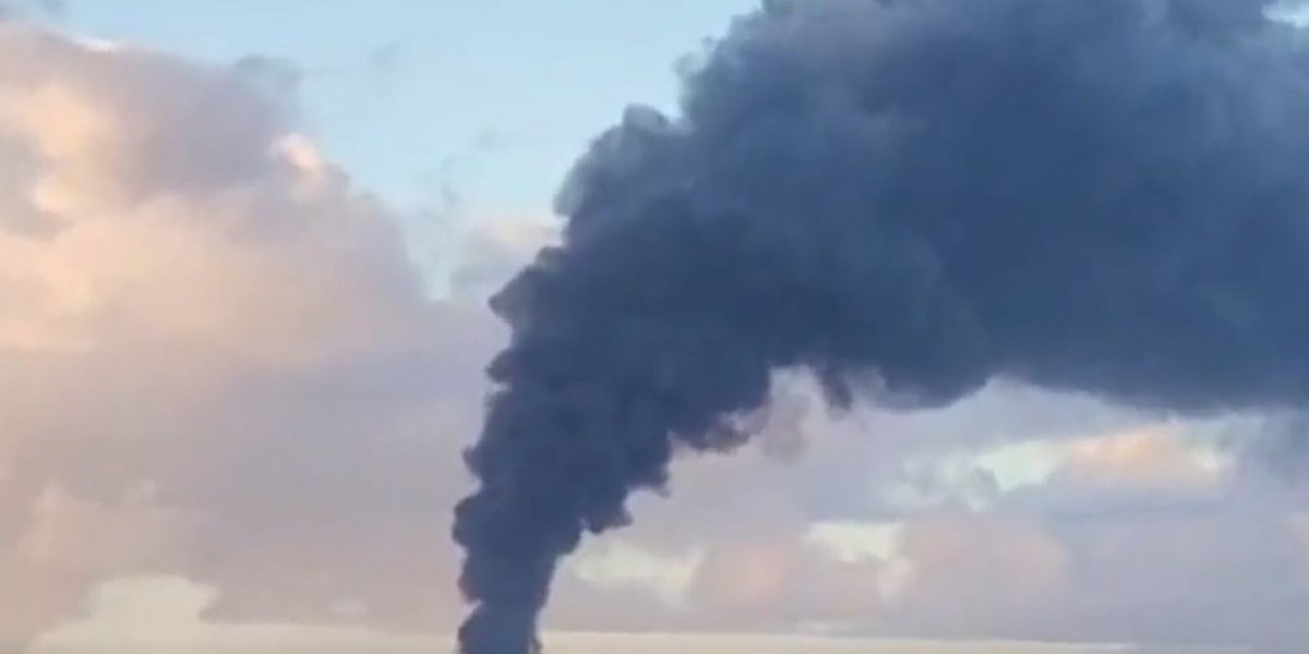 Incêndio de grandes proporções atinge galpão de plásticos em Camaçari; veja