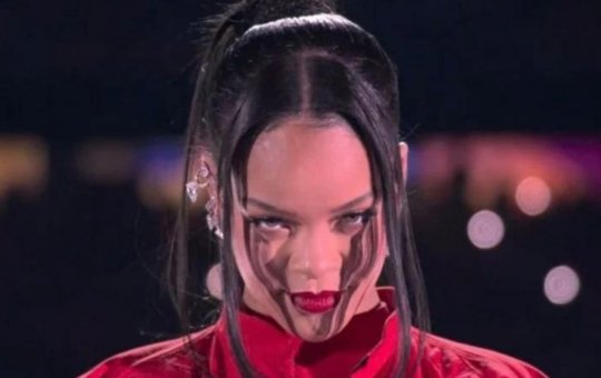 Na volta aos palcos após 7 anos, Rihanna surpreende e confirma nova gravidez