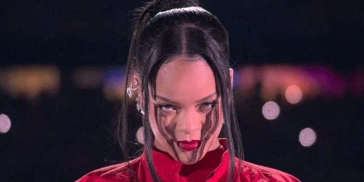 Na volta aos palcos após 7 anos, Rihanna surpreende e confirma nova gravidez
