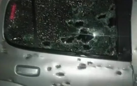 Homem é baleado após carro em que estava ser alvo de 50 tiros