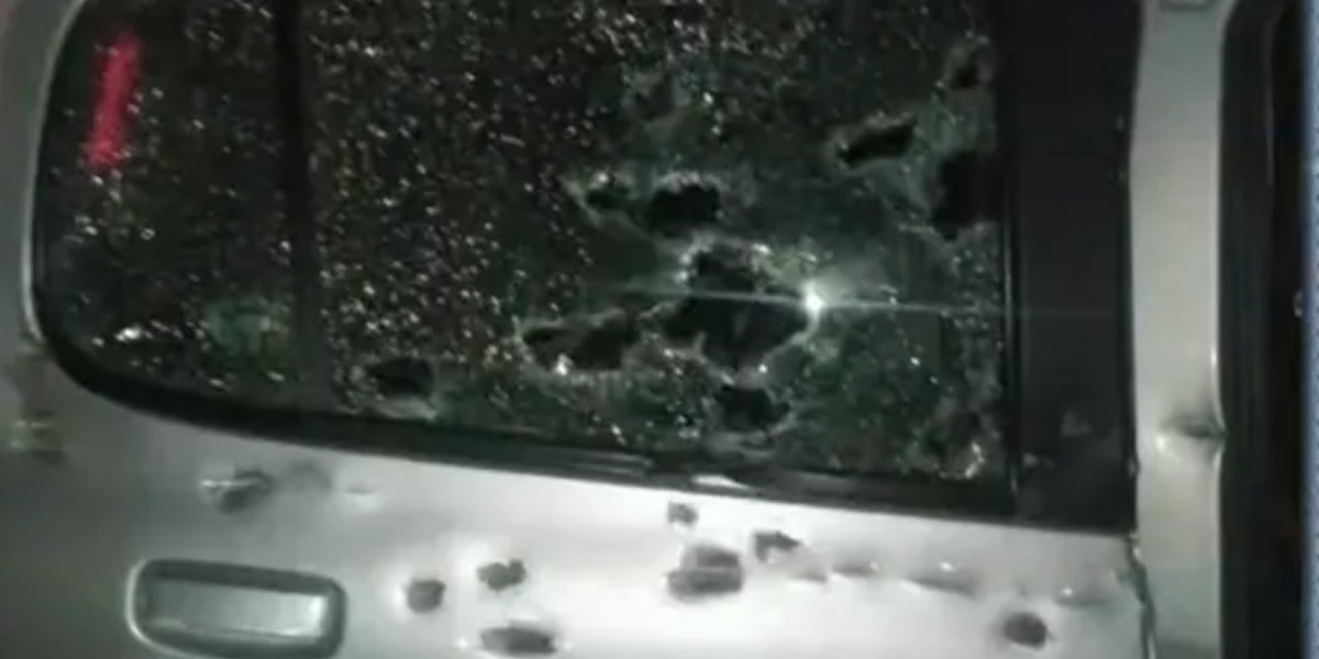 Homem é baleado após carro em que estava ser alvo de 50 tiros