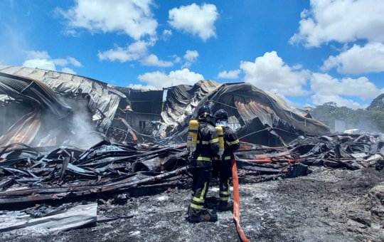 Bombeiros fazem rescaldo em fábrica consumida por incêndio em Camaçari