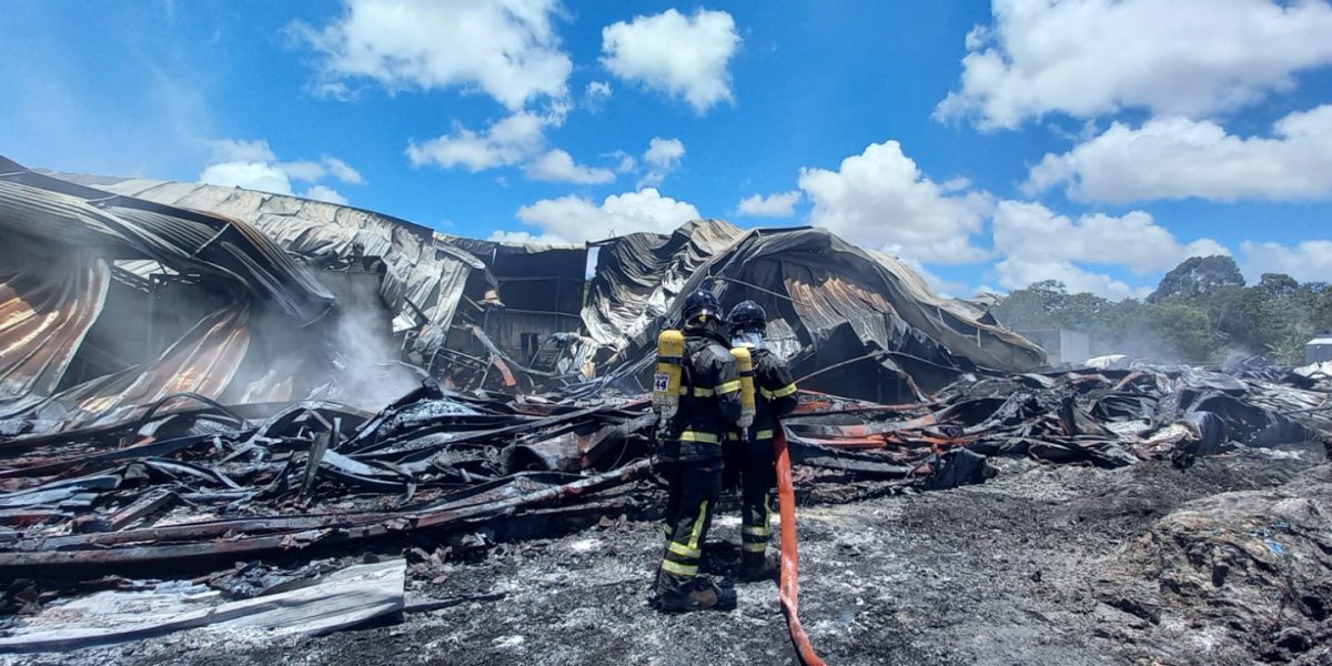 Bombeiros fazem rescaldo em fábrica consumida por incêndio em Camaçari