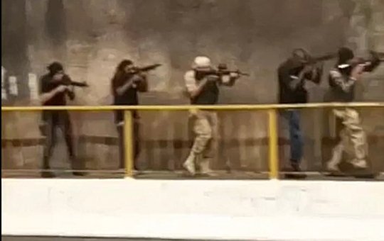 Gravação de websérie com simulacro de fuzis assusta motoristas em Salvador