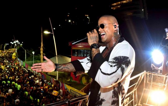 Pipoco de Léo Santana arrasta multidão nesta terça (14) na Barra