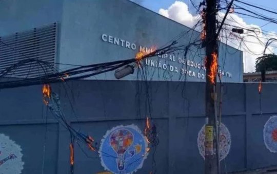 Fiação de poste pega fogo no bairro do Imbuí, em Salvador