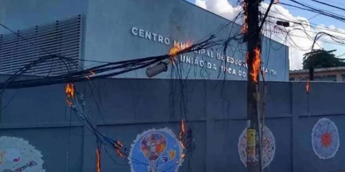 Fiação de poste pega fogo no bairro do Imbuí, em Salvador