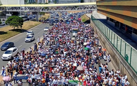 Enfermeiros fazem protesto em defesa do piso salarial e travam Av.ACM