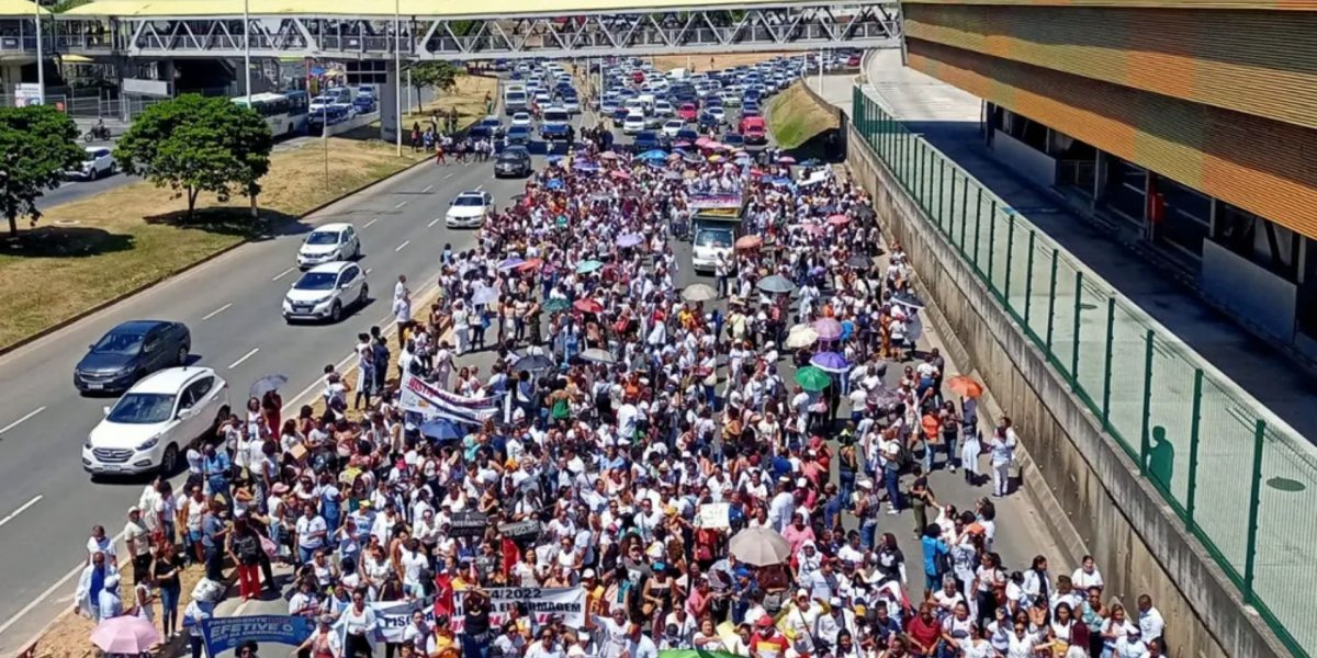 Enfermeiros fazem protesto em defesa do piso salarial e travam Av.ACM