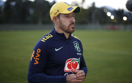 Ídolo do Vitória, Ramon Menezes é confirmado como técnico interino da Seleção
