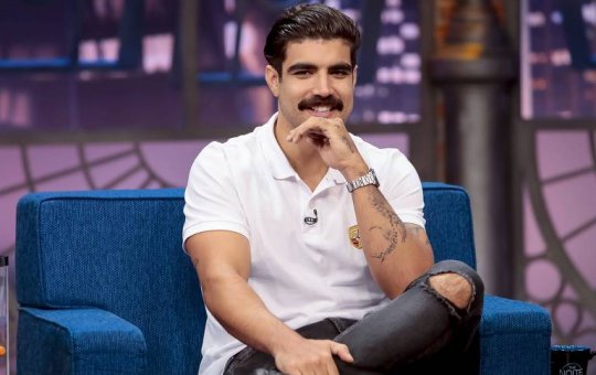 Caio Castro usa polêmica com Bolsonaro para se promover como piloto.