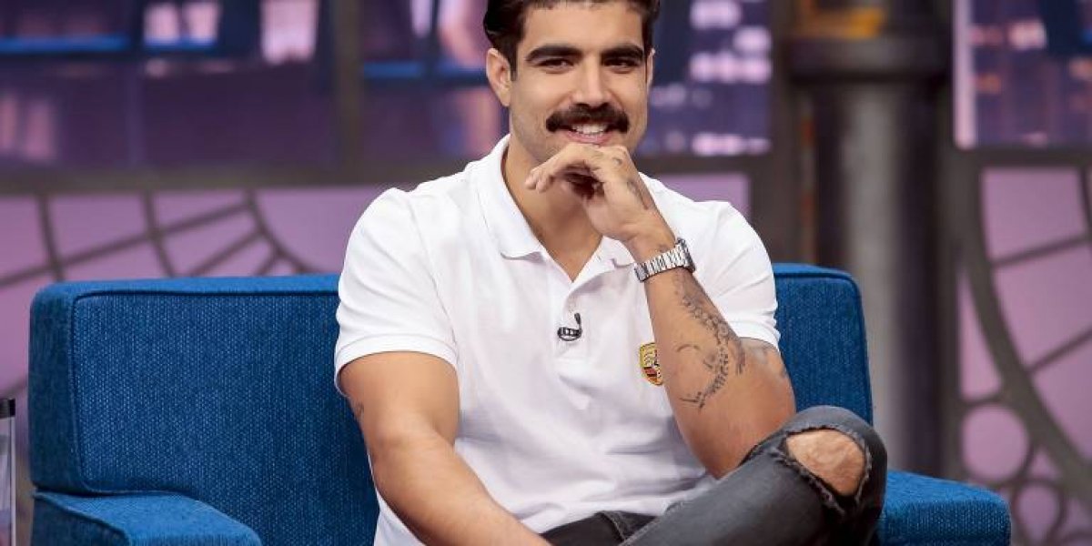 Caio Castro usa polêmica com Bolsonaro para se promover como piloto.