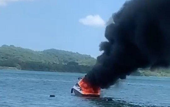 Lancha pega fogo em Ilha de Maré; veja vídeo