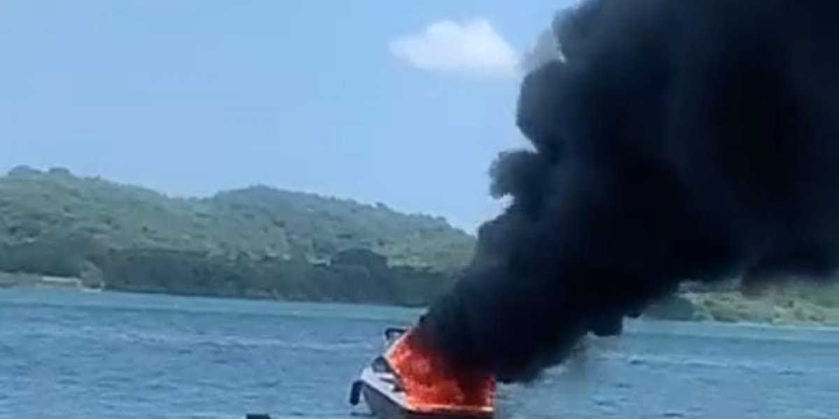 Lancha pega fogo em Ilha de Maré; veja vídeo