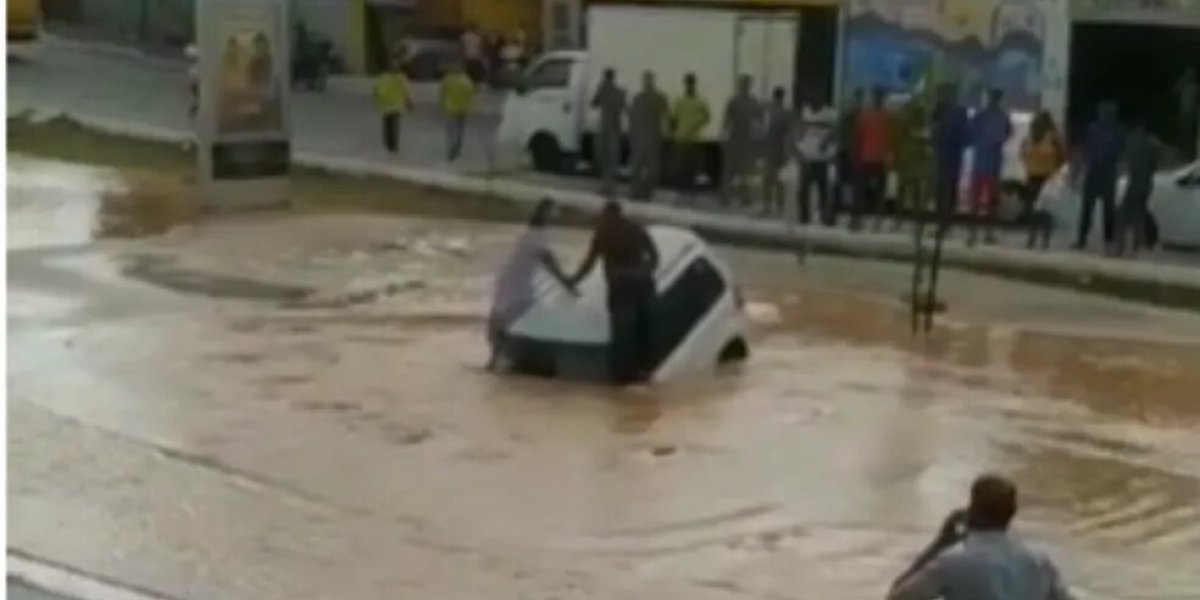 Adutora rompe e carro fica totalmente submerso na Graça