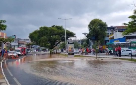 Embasa realiza conserto de adutora que rompeu na Garibaldi