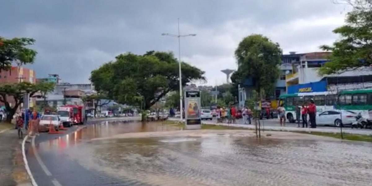 Embasa realiza conserto de adutora que rompeu na Garibaldi