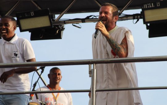 Saulo puxa Pipoca das Cores na abertura oficial do Carnaval