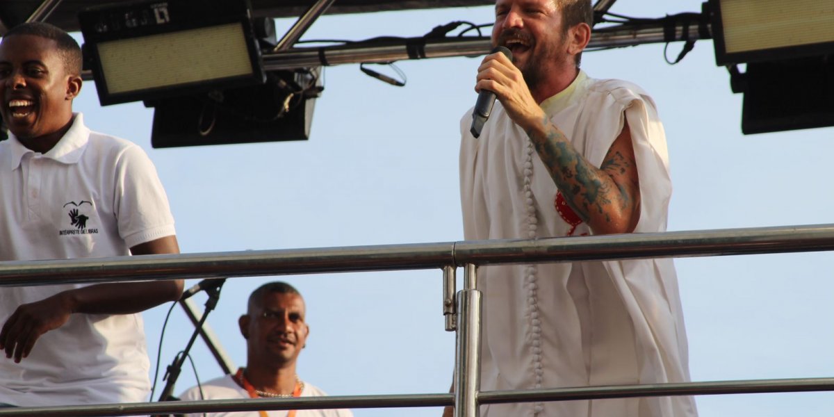 Saulo puxa Pipoca das Cores na abertura oficial do Carnaval