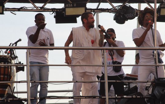 Saulo investe em acessibilidade e leva intérprete de libras para trio