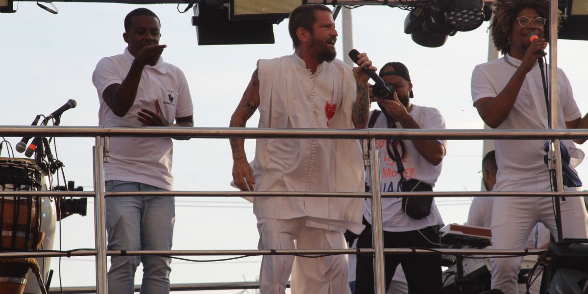 Saulo investe em acessibilidade e leva intérprete de libras para trio