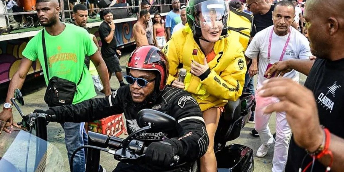 Cláudia Leitte atravessa multidão em moto antes de se apresentar no Carnaval