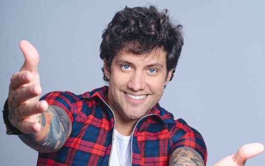 Em estreia de vocalista no Carnaval, Jammil balança multidão com "Praieiro"