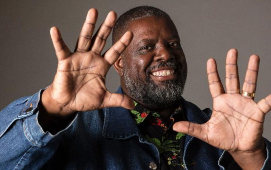 Vídeo: cantor Péricles é assaltado na frente da filha e tem carro levado