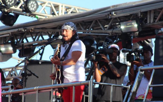 Bell arrasta bloco Vumbora em 2º dia de desfile no circuito Dodô