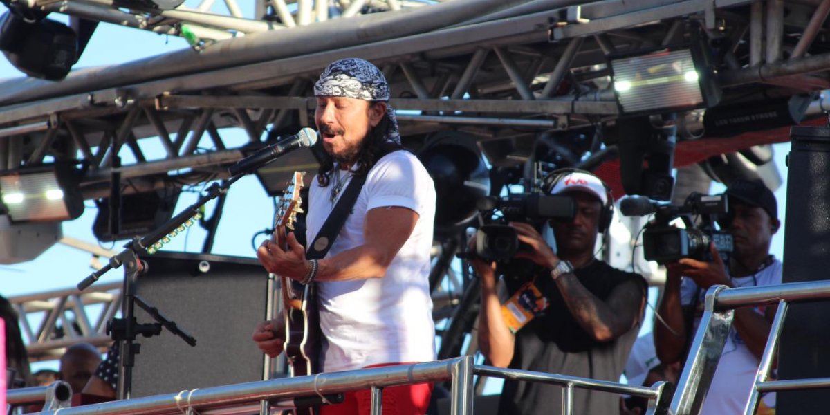 Bell arrasta bloco Vumbora em 2º dia de desfile no circuito Dodô