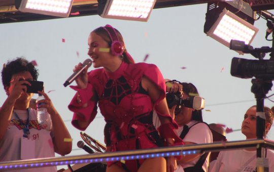 Claudia Leitte aposta em look rosa com estética que explora sentidos humanos