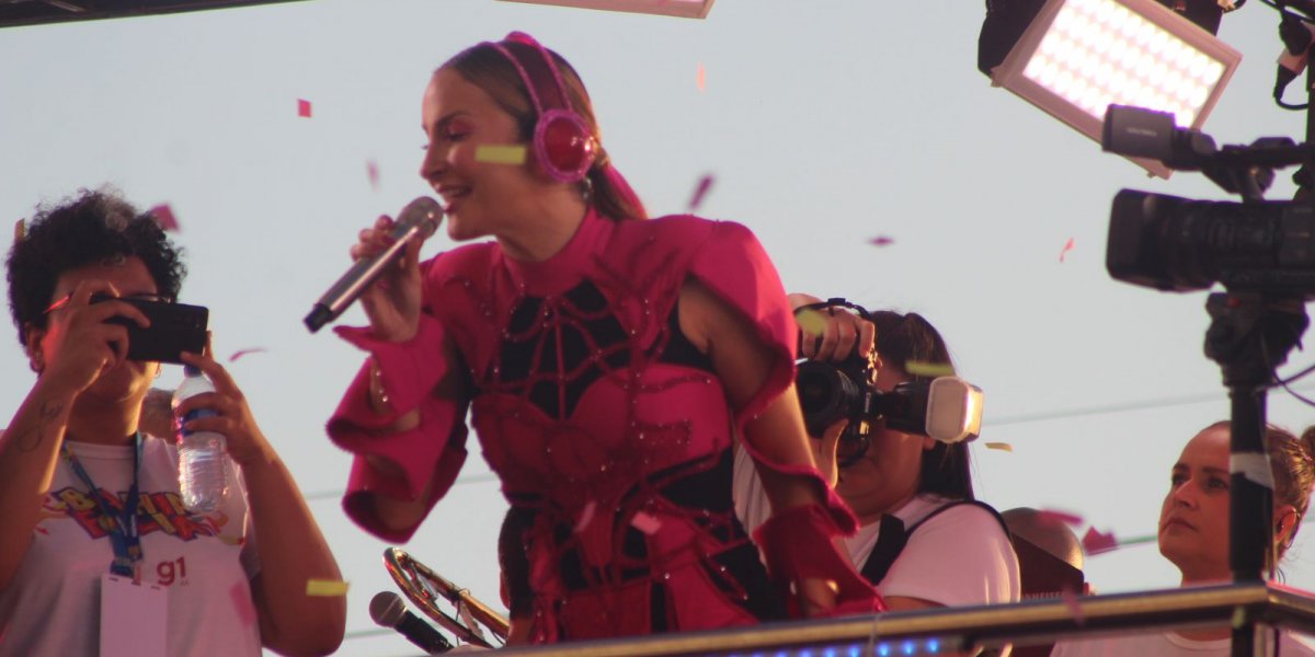 Claudia Leitte aposta em look rosa com estética que explora sentidos humanos