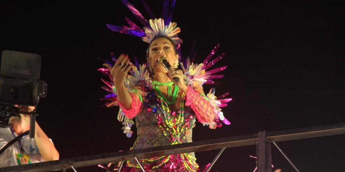 Com fantasia em alusão à economia sustentável, Daniela Mercury agita Carnaval