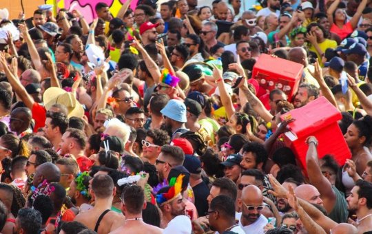 Com Léo Santana, Ivete e bloco infantis, folia chega ao 3º dia; veja programação